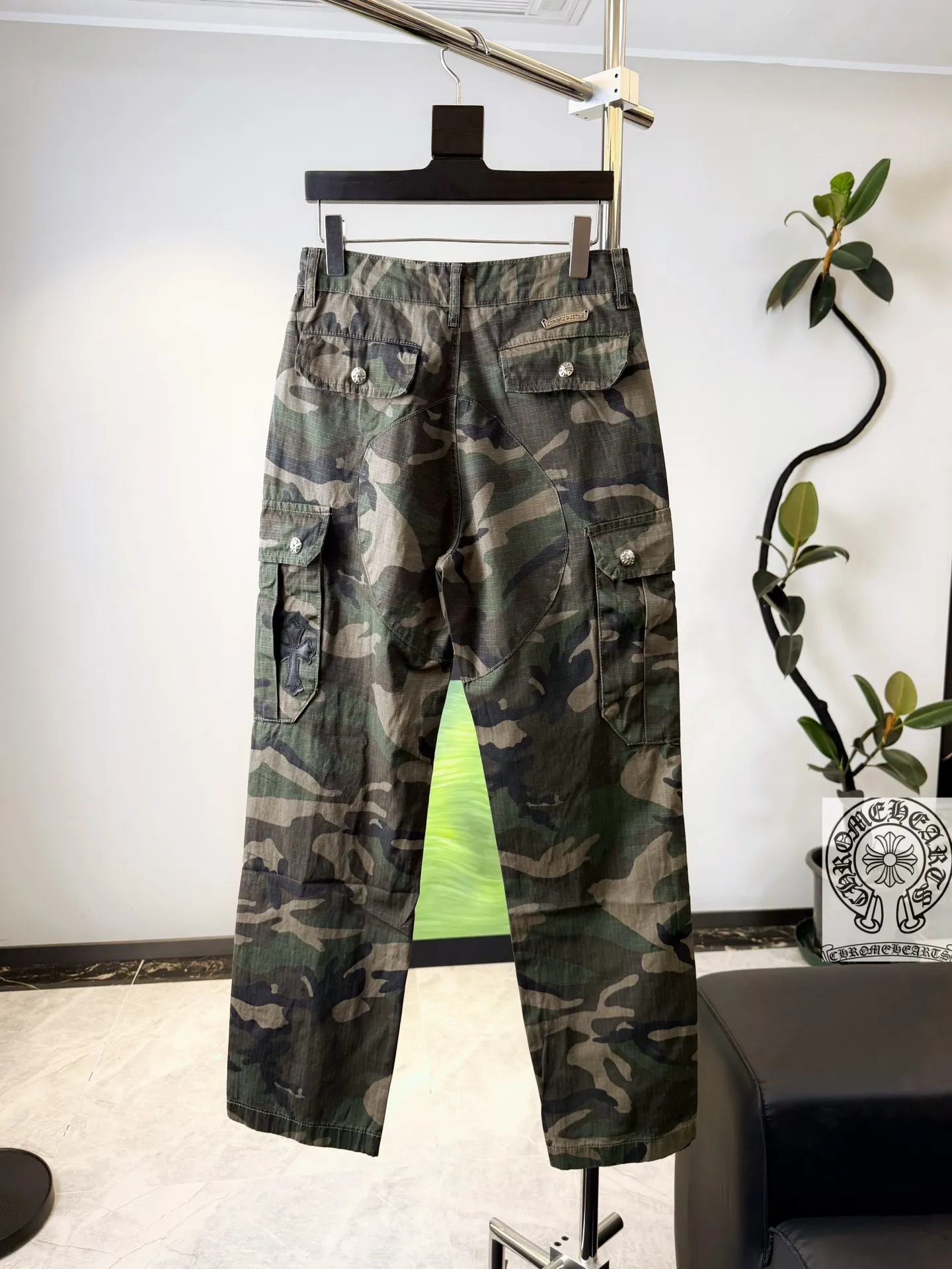 P280 Style number: D312 Chrome Hearts Chrome Hearts camouflage work jeans Color #Camouflage Size #S-Xxl (28 30 32 34 36) 28 Waist 74 Hip 102 Length 101 30 Waist 78 Hip 106 Length 102 32 Waist 82 Hip 110 Length 103 34 Waist 86 Hips 114 Pants length 104 36 Waist 90 Hips 118 Pants length 106 SIZE#28 30 32 34 36 (s m l xl xxl)